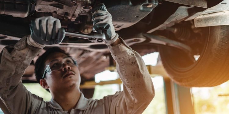Façade-le Toi-Même ou Mécanicien : Explorer les Options d’Entretien et de Réparation de Voiture au Bénin