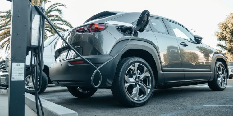 Recharge des Véhicules Électriques au Bénin : Où et Comment Recharger Votre Voiture Électrique ?