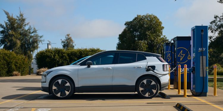 Comment acheter une voiture électrique au Bénin : démarches, plateformes et modèles populaires