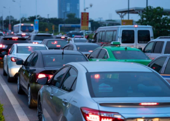 Guide essentiel pour chaque automobiliste au Bénin : immatriculation, assurance et numéros d’urgence