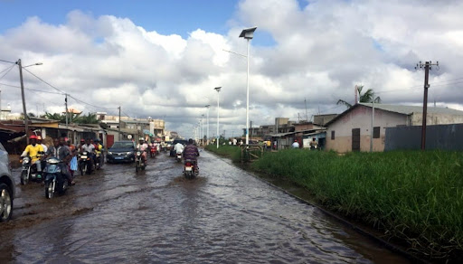 Préparez Votre Moto ou Voiture pour la Saison des Pluies au Bénin : Le Guide Complet