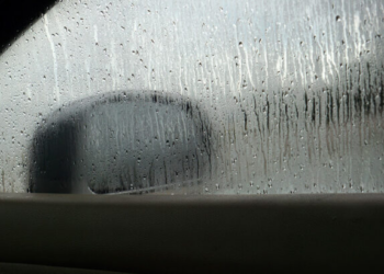 Voiture en Panne dans l&rsquo;Humidité de Cotonou ? 10 Solutions Rapides à Connaître