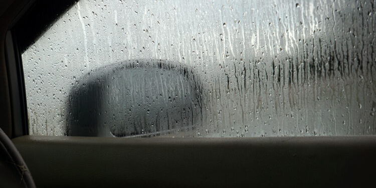 Voiture en Panne dans l’Humidité de Cotonou ? 10 Solutions Rapides à Connaître