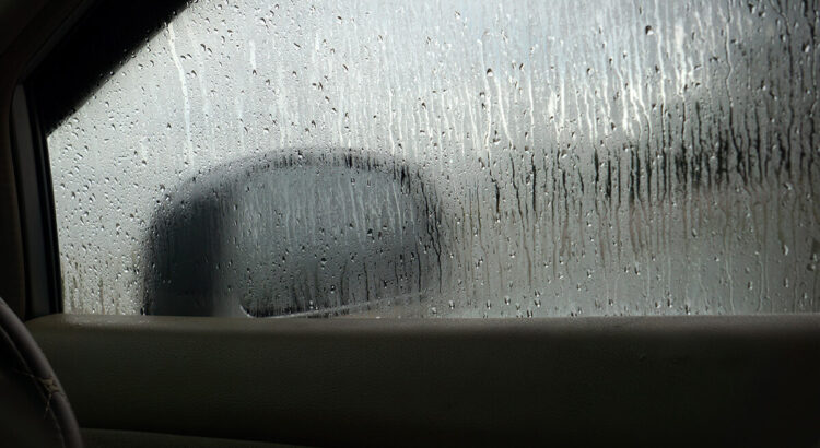 Voiture en Panne dans l&rsquo;Humidité de Cotonou ? 10 Solutions Rapides à Connaître