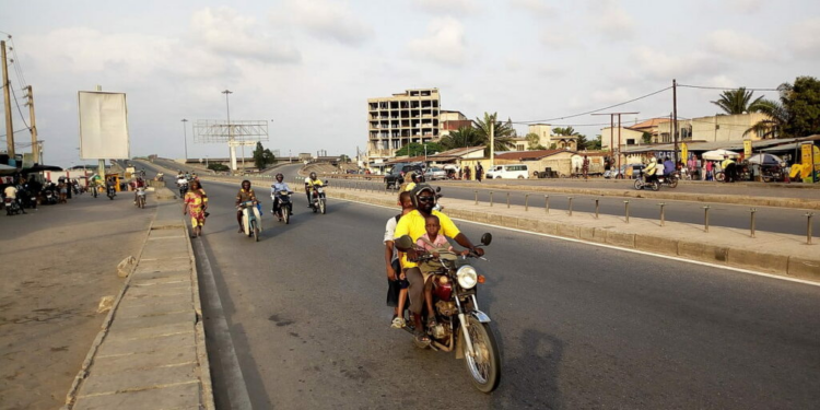 Conduite Économe en Carburant sur les Routes Mixtes du Bénin